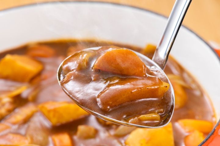 カレー鍋 おたまですくう様子