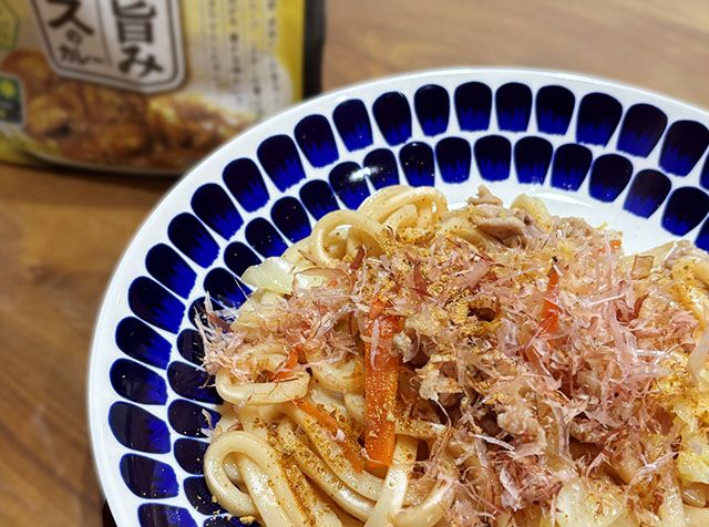 だしの旨みとスパイスのカレー × 焼きうどん
