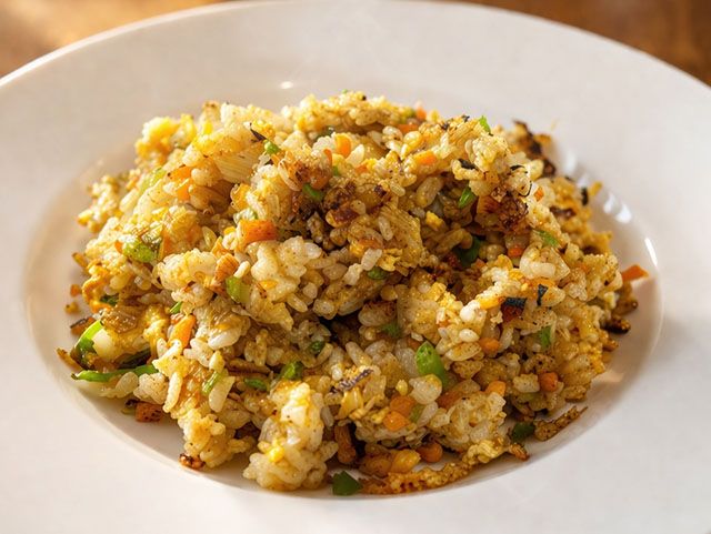 だしの旨みとスパイスのカレー × チャーハン