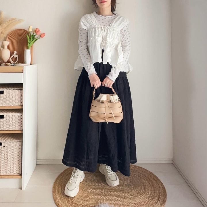 画像: レイヤードで広がる軽やかな着こなし