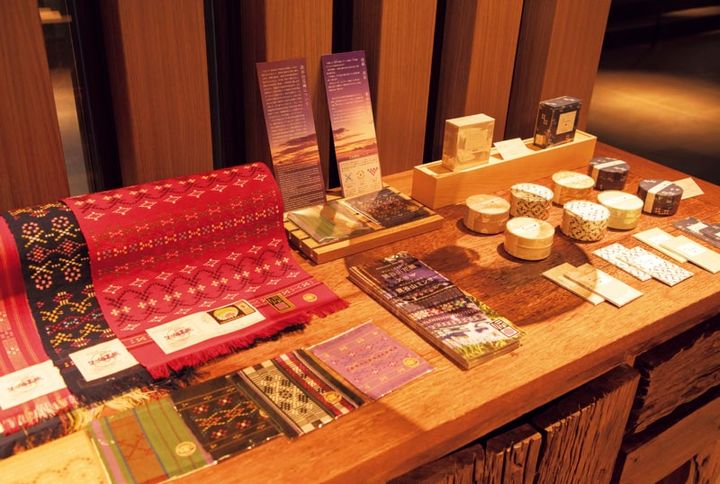 八重山諸島の伝統工芸「ミンサー織り」。織り柄をアレンジしたグッズも可愛い。