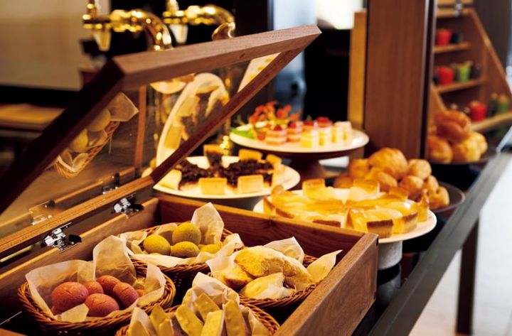 いつでも軽食の用意があるのはCHILLAXだけ。アフタヌーンティーやバータイムなど時間帯によってメニューが変わるので何度でも来たくなる。