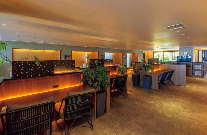 グランディスタイル沖縄読谷ホテル＆リゾートのラウンジの一つ「POOL LOUNGE CHILLAX」