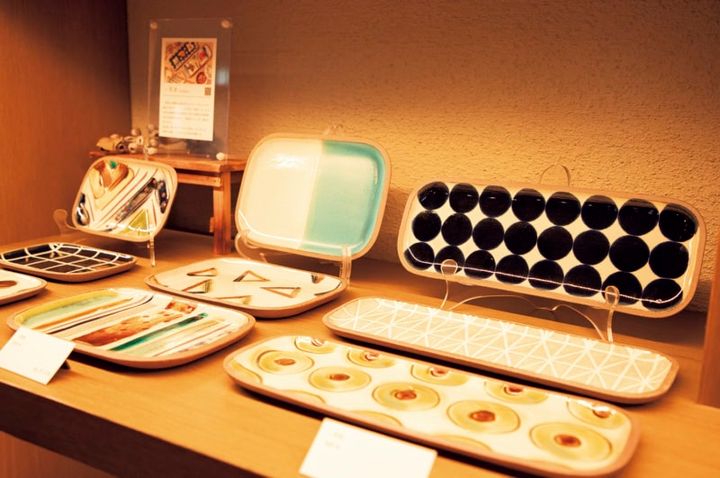 近くに工房のある一翠窯をはじめ、読谷の人気工房の作品が並ぶ。