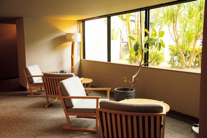 館内に点在する寛ぎスペース。ミニマルでリラクシーな家具に癒やされる。