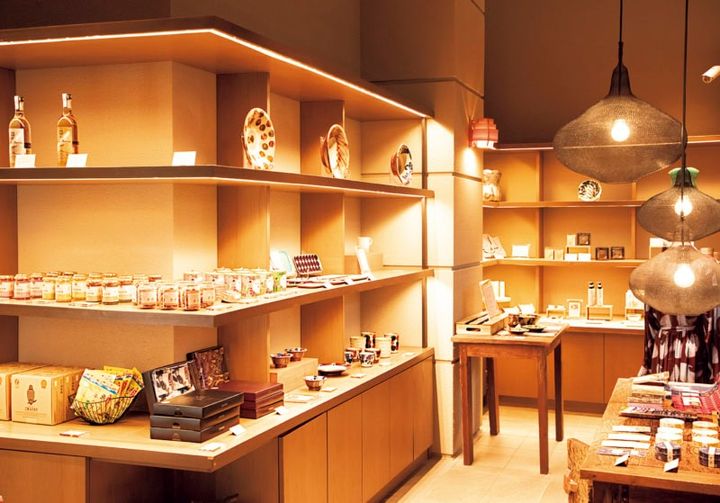 グランディスタイル 沖縄読谷ホテル＆リゾートのセレクトショップ。目利きバイヤーがセレクトした沖縄のよいものだけが揃う。客室のアメニティと同じスキンケアやバスソルト、SHAREに置いてあるのと同じやちむんなども購入できる。