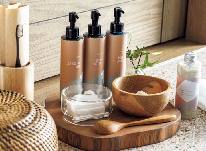 化粧水、乳液、クレンジング、バスソルトや歯ブラシなどのバスアメニティ