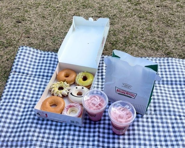 桜の下で食べるドーナツはおいしさ格別！