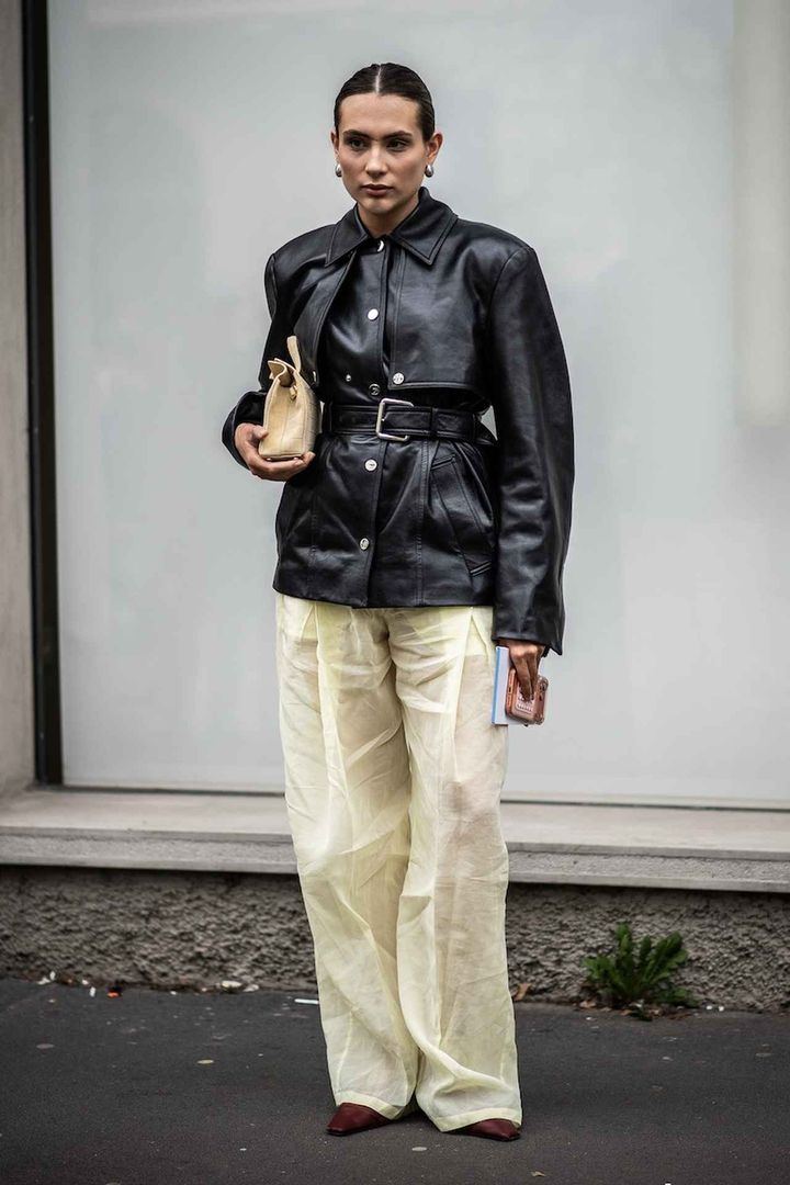 画像: 黒レザー × イエローシアーで緩急をつける