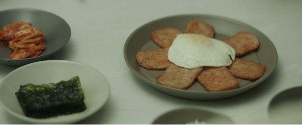 2つ目の処方箋は「おいしいご飯を食べれば『大丈夫！』」 [c]2023 TWOMEN FILM ALL RIGHTS RESERVED.