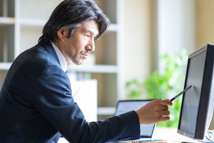 モニターを確認する人