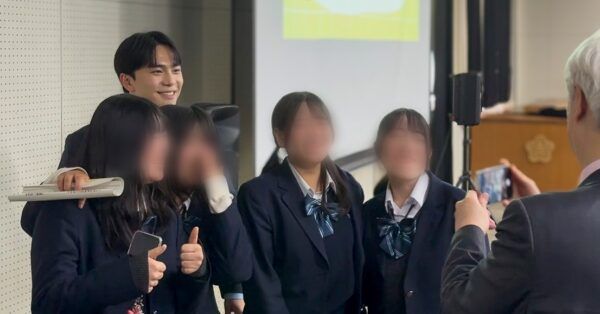 【東京都葛飾区】京大卒・元アナウンサーのスンジュン氏が葛飾総合高校で韓国語と文化を紹介する講演を実施