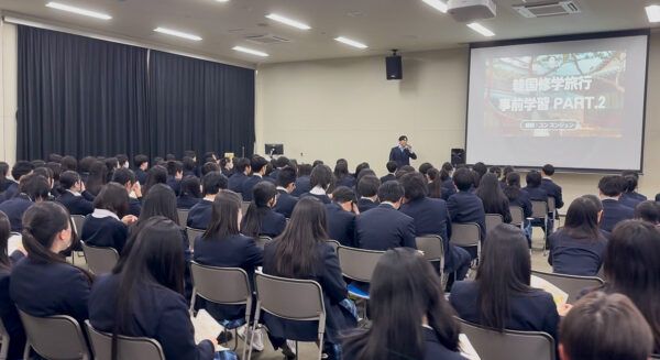 【東京都葛飾区】京大卒・元アナウンサーのスンジュン氏が葛飾総合高校で韓国語と文化を紹介する講演を実施