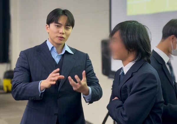 【東京都葛飾区】京大卒・元アナウンサーのスンジュン氏が葛飾総合高校で韓国語と文化を紹介する講演を実施