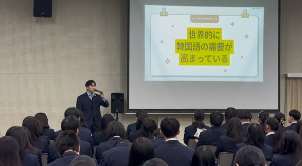 【東京都葛飾区】京大卒・元アナウンサーのスンジュン氏が葛飾総合高校で韓国語と文化を紹介する講演を実施