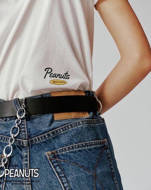 スヌーピーTシャツの裾には「Peanuts RECORDS」のロゴがさりげなく配置。タックインしてもチラッとのぞく遊び心