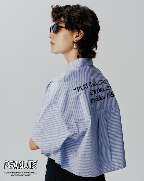 バックにはヴィンテージ風プリントが。胸元の刺しゅうとあわせてコーデの主役になる1枚