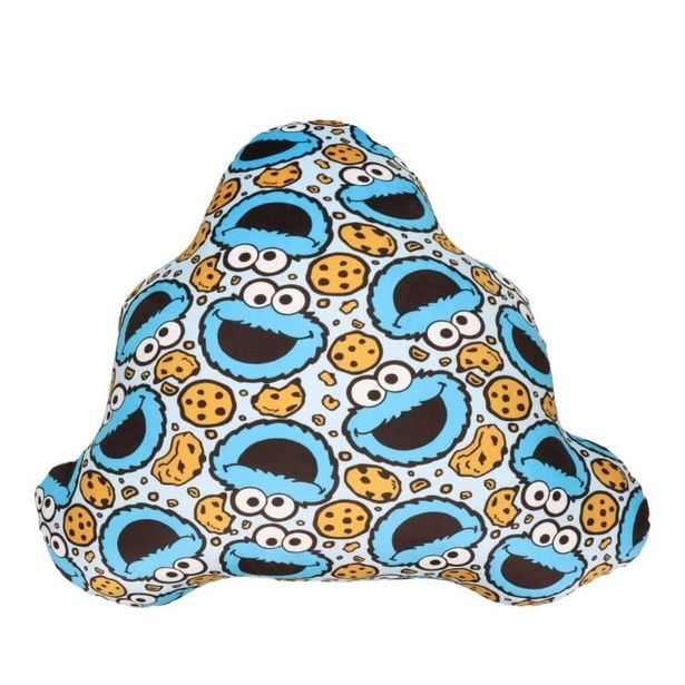 クッキーモンスター柄ダイカットクッションの裏面は、クッキーモンスターのフェイスとクッキーが散りばめられた総柄デザイン