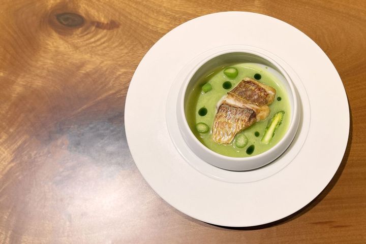 「魚料理：本日の鮮魚のポワレ アスパラガスのポタージュ」