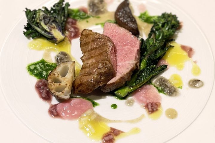 「肉料理：本日のお肉と彩6色のおかゆソース」