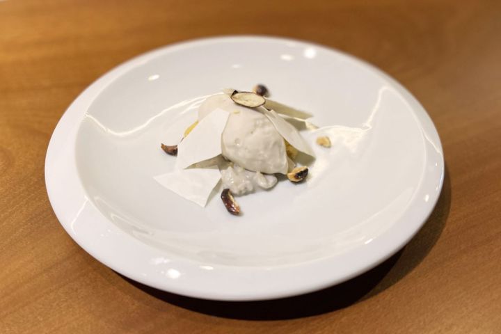 「デザート：ココナッツミルクのリオレ バナナのジェラートとキャラメルナッツ」