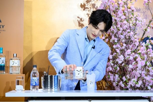 丁寧に「ROKU〈六〉」を注ぐ。ソーダは、グラスのふちに滑らせながらゆっくり入れるのがコツだそう