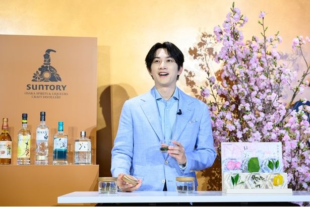 【写真】「ROKU〈六〉」に使用されている和素材の香りを確かめる町田さん