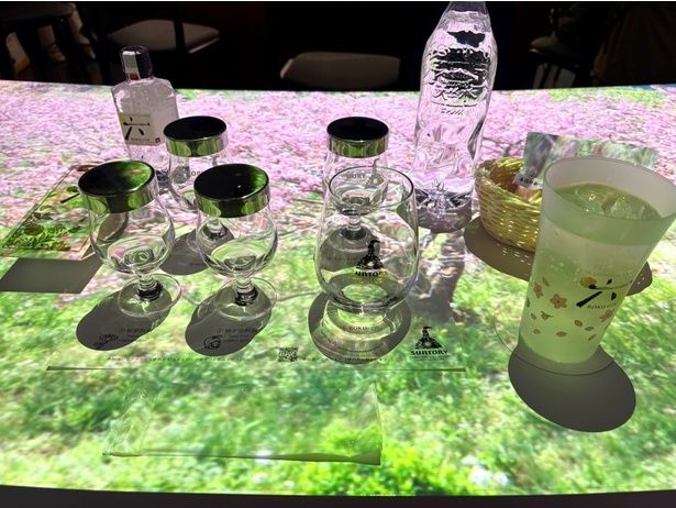 ジンソーダや桜とユズの原料酒、おつまみなどが用意されている