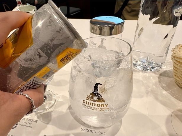 「ROKU〈六〉」にリキュールとトニックウォーターを合わせてカクテルを作る