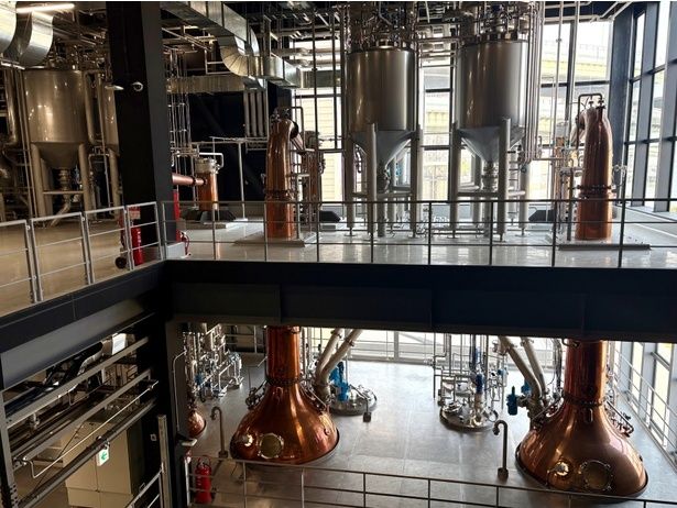 製造現場。巨大な浸漬タンクや蒸溜釜が設置され、その美しさにも目を奪われる