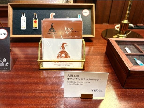 「大阪工場 オリジナルステッカーセット」(850円)。そのほか、ピンバッジやポストカードも販売されていた