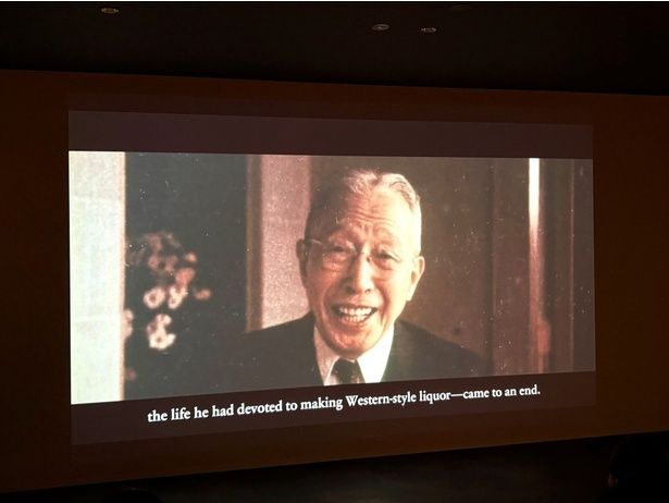 サントリーホールディングス 創業者の鳥井信治郎さん。映像は英語字幕付きで、外国人観光客にも対応