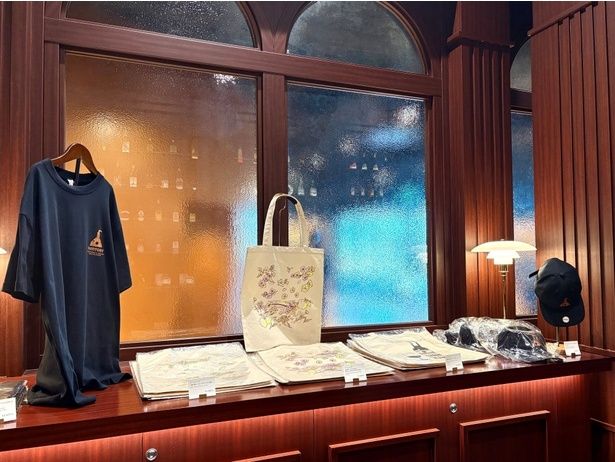 ロゴ入りのTシャツやキャップ、初代「赤玉ポートワイン」のトートバッグといったファッション雑貨もラインナップ