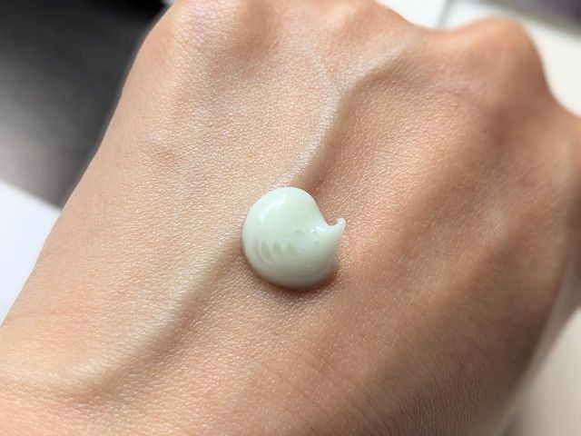 ジュリーク スージングウォータークリームマスクの淡いグリーンのクリームテクスチャー