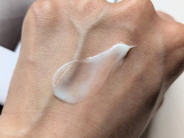 ジュリーク スージングウォータークリームマスクを手の甲に伸ばしたテクスチャー