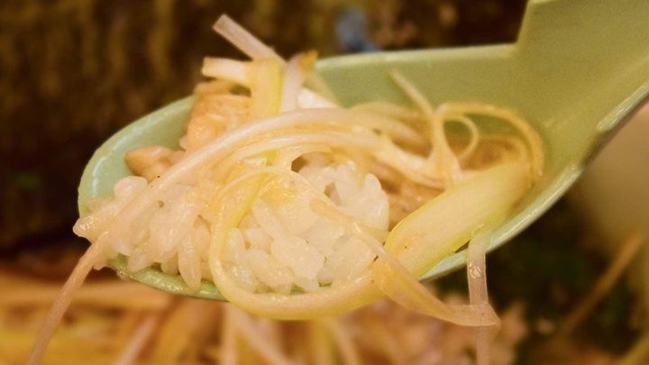 別途ライスを注文し、背脂入りのスープとネギをのせて食べれば、満足感の高い一品