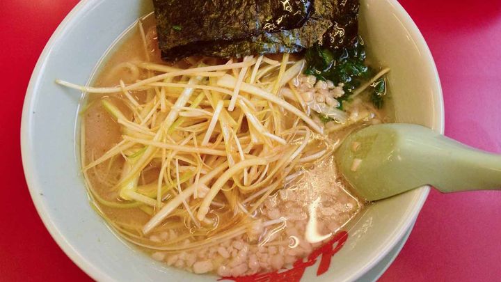 「ラーメン山岡家」では、「ピリ辛ネギ」を使用したラーメンメニューが展開されています。