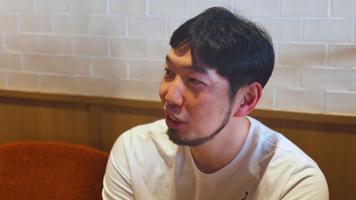 画像: インタビューを受ける松井啓十郎さん