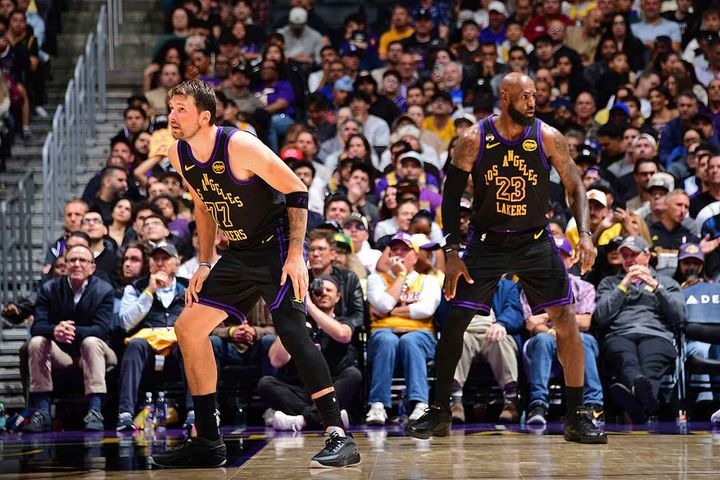 画像: ルカ・ドンチッチ＆レブロン・ジェームズ（ロサンゼルス・レイカーズ）©2026 NBAE 撮影：Adam Pantozzi/NBAE via Getty Images