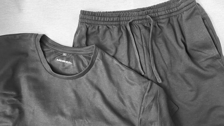 ワークマンのリカバリーウェア「メディヒール」2026年春夏商品：レディースブラックの半袖トップスとハーフパンツ