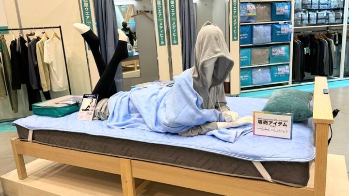 ワークマンのリカバリーウェア「メディヒール」2026年春夏商品を着たマネキンがベッドに横たわっている画像