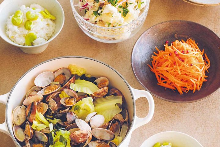 さっそく今晩作りたい！ 旬の【そら豆、あさり、キャベツ】を使ったヘルシーごはん｜人気料理家・飛田和緒さん
