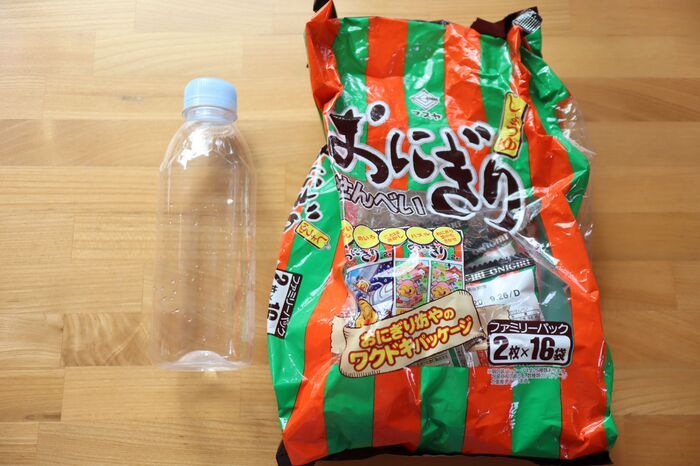 一度あけた袋をペットボトルで