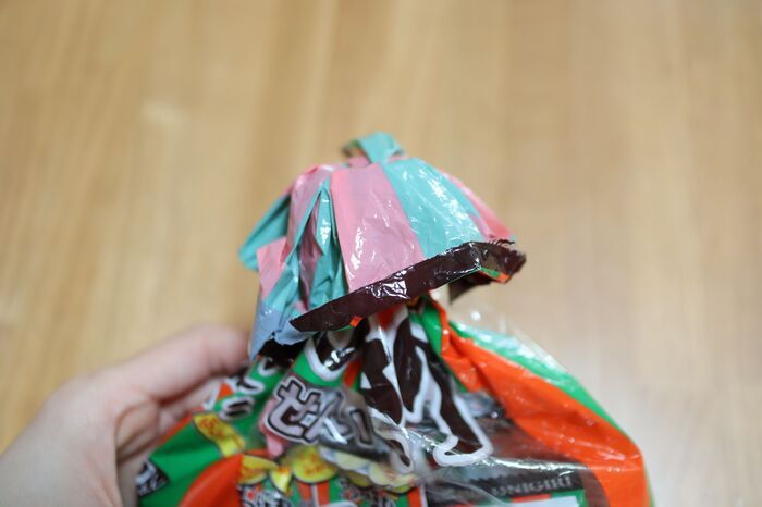 一度あけた袋をペットボトルで