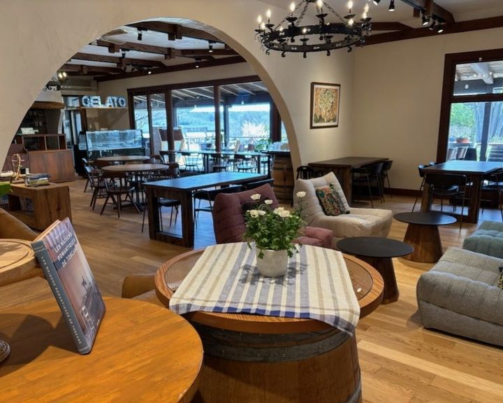 落ち着いた雰囲気の屋内カフェスペース