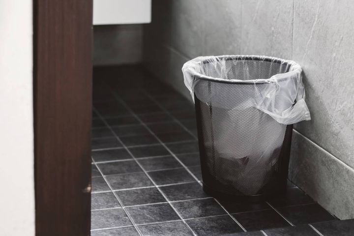 洗面所 家庭運 下がる 蓋のないゴミ箱