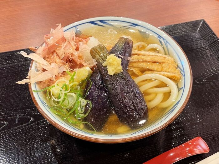 【丸亀製麺】松岡昌宏さん共同開発！今年も「トマたま」に新作登場→海老カツ3尾の衝撃！！1.5か月早い「冷かけ」も見逃せない