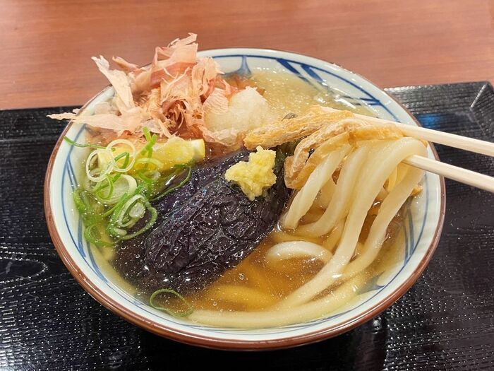 【丸亀製麺】松岡昌宏さん共同開発！今年も「トマたま」に新作登場→海老カツ3尾の衝撃！！1.5か月早い「冷かけ」も見逃せない