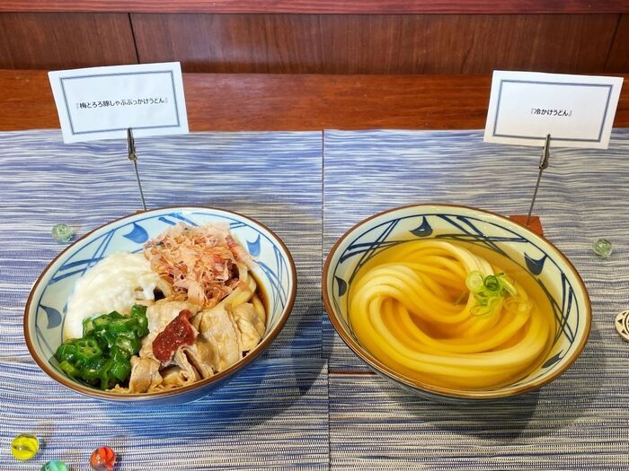 【丸亀製麺】松岡昌宏さん共同開発！今年も「トマたま」に新作登場→海老カツ3尾の衝撃！！1.5か月早い「冷かけ」も見逃せない