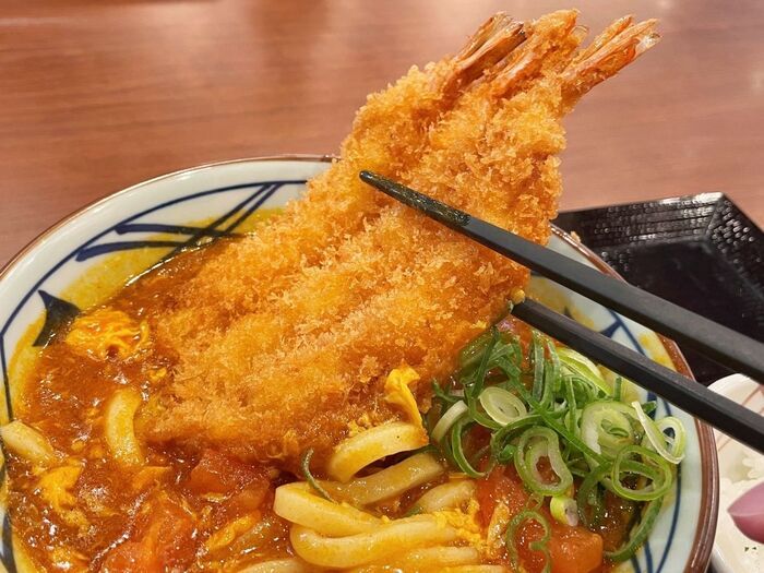 【丸亀製麺】松岡昌宏さん共同開発！今年も「トマたま」に新作登場→海老カツ3尾の衝撃！！1.5か月早い「冷かけ」も見逃せない